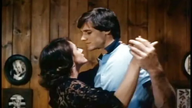 Le mec a sucé video porno 9 une bite d'une transsexuelle en bas blancs