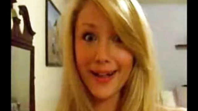 Une brune au bureau porno noo se masturbe la chatte