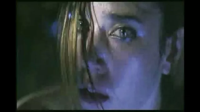 Le mec de très haute qualité a baisé une jeune salope sur le lit, la salope gémissait de plaisir quand sa bite bien dure s'accrochait dans son trou étroit vidéos prono xxx