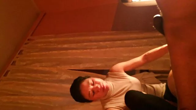 Le sexe couple video mec met un préservatif sur une grosse bite et baise la blondie Roxxi Silver