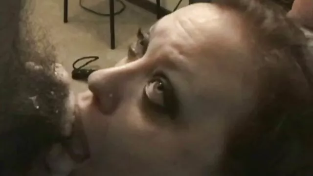 Sexe en xxx video pormo groupe, la fille se fait baiser dans le cul