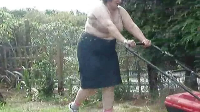 La beauté passionnée Mia Martinez baise avec un homme sexe tube video chauve et lubrique