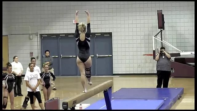 La blonde maigre Niki Snow video xxx noire avec une chatte poilue baise avec un homme noir