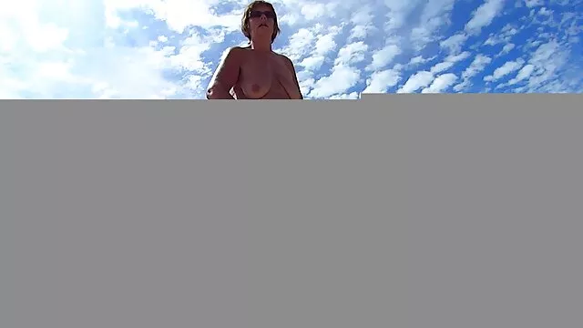 Une chienne mature a inséré un doigt dans la site de video xxx chatte de sa pute