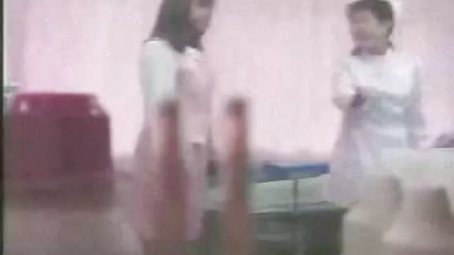 Une free vidéo x jeune et très jolie fille au regard perçant se déshabille, caresse son corps, et donne de magnifiques minutes de plaisir