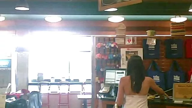 Sarah aux cheveux roux a léché son doigt et l'a inséré dans vidéos de films porno gratuit la chatte, puis a décidé de faire une pipe à l'opérateur