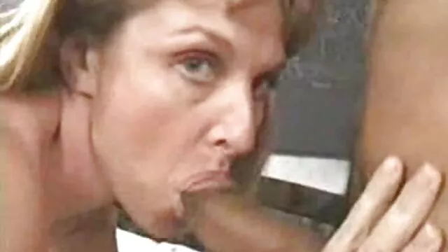 Une très grosse bite noire d'un video porneaux nègre dans la chatte rasée d'un jeune arabe