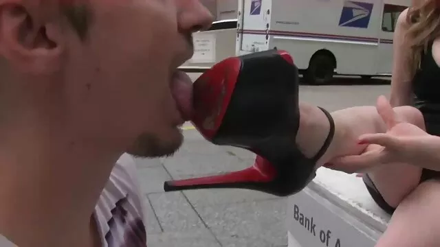 Plantureuse salope allongée sur le lit polit video film porno africain sa chatte rasée avec un énorme vibromasseur